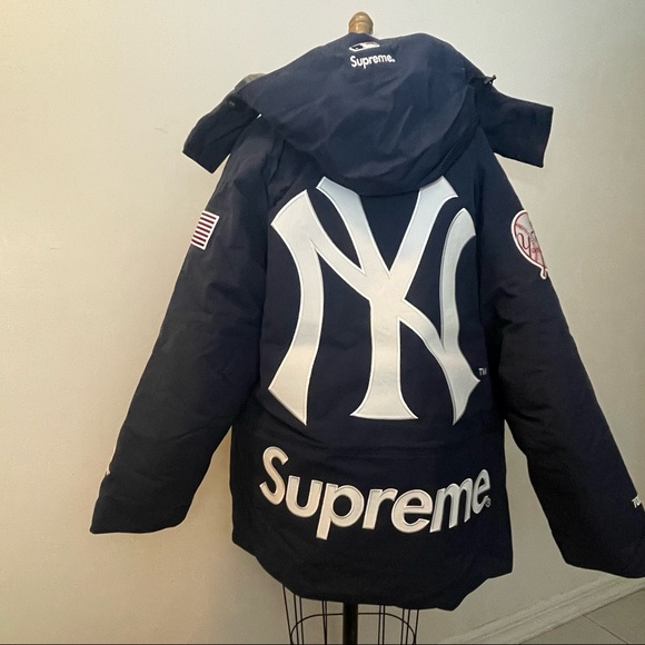 Supreme®/New York Yankees™ Gore-Tex 700-fill down jacket Navy Medium